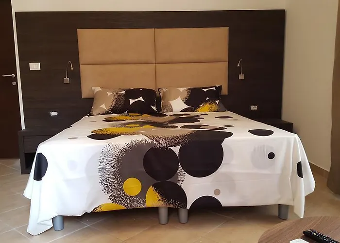 Pensión Finestra Su Monti