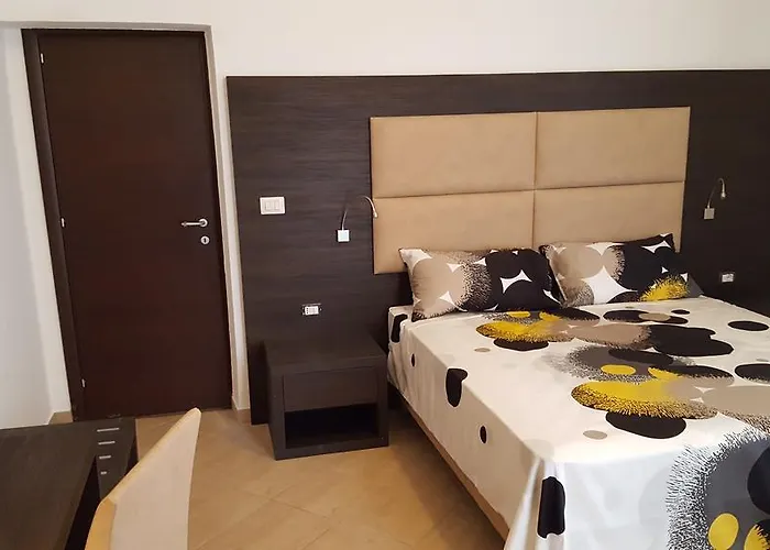 Pensión Finestra Su Monti